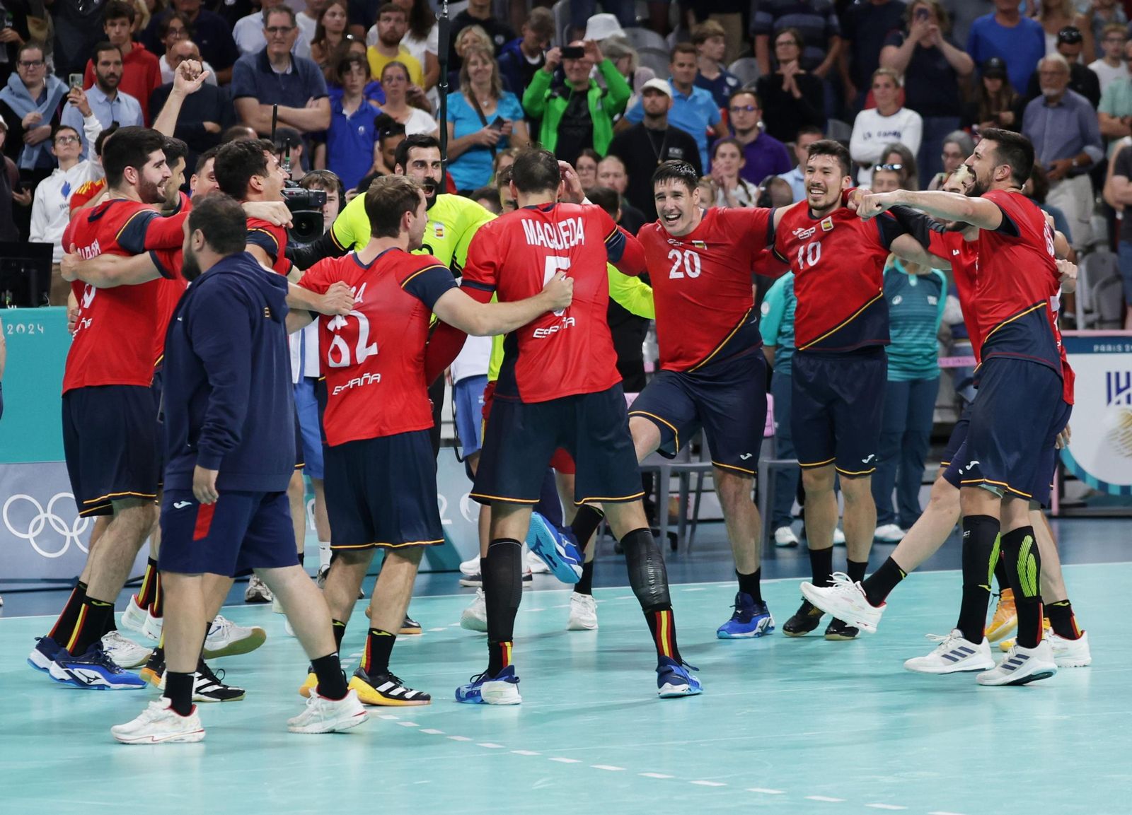 Los Hispanos celebran su victoria frente a Eslovenia con la que conseguían la medalla de bronces en los Juegos Olímpicos.