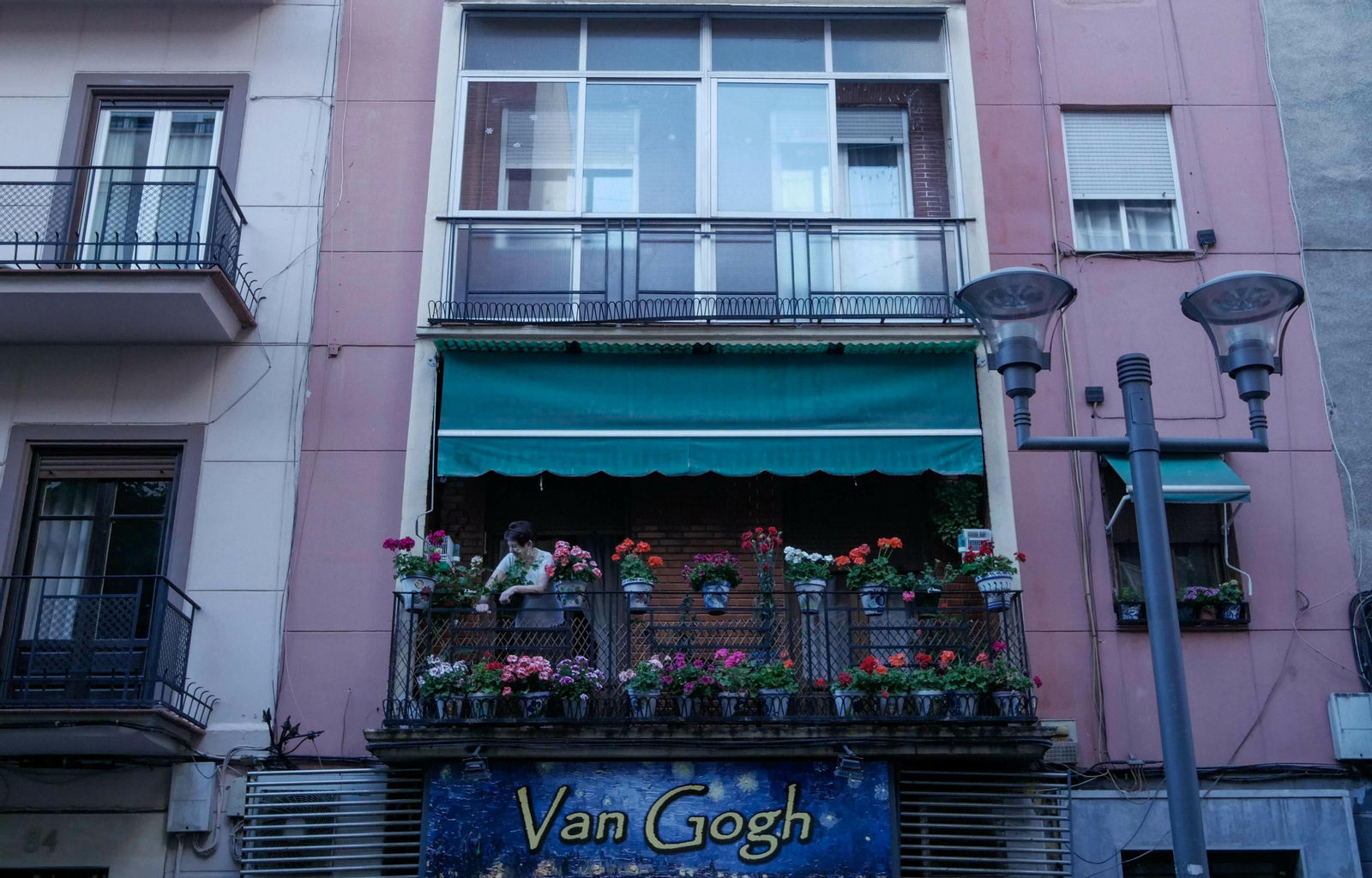 Floreado balcón encima del Pub Van Gogh, en Pedro Antonio de Alarcón