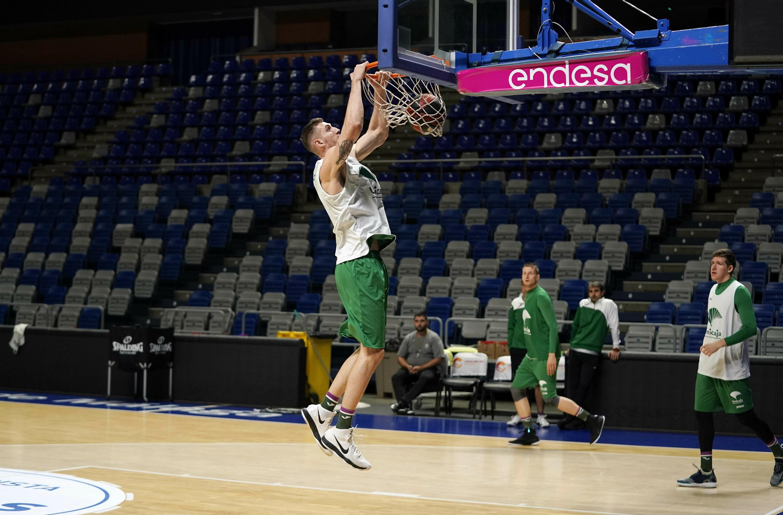 Rubén Guerrero realiza un mate en el entrenamiento de ayer.