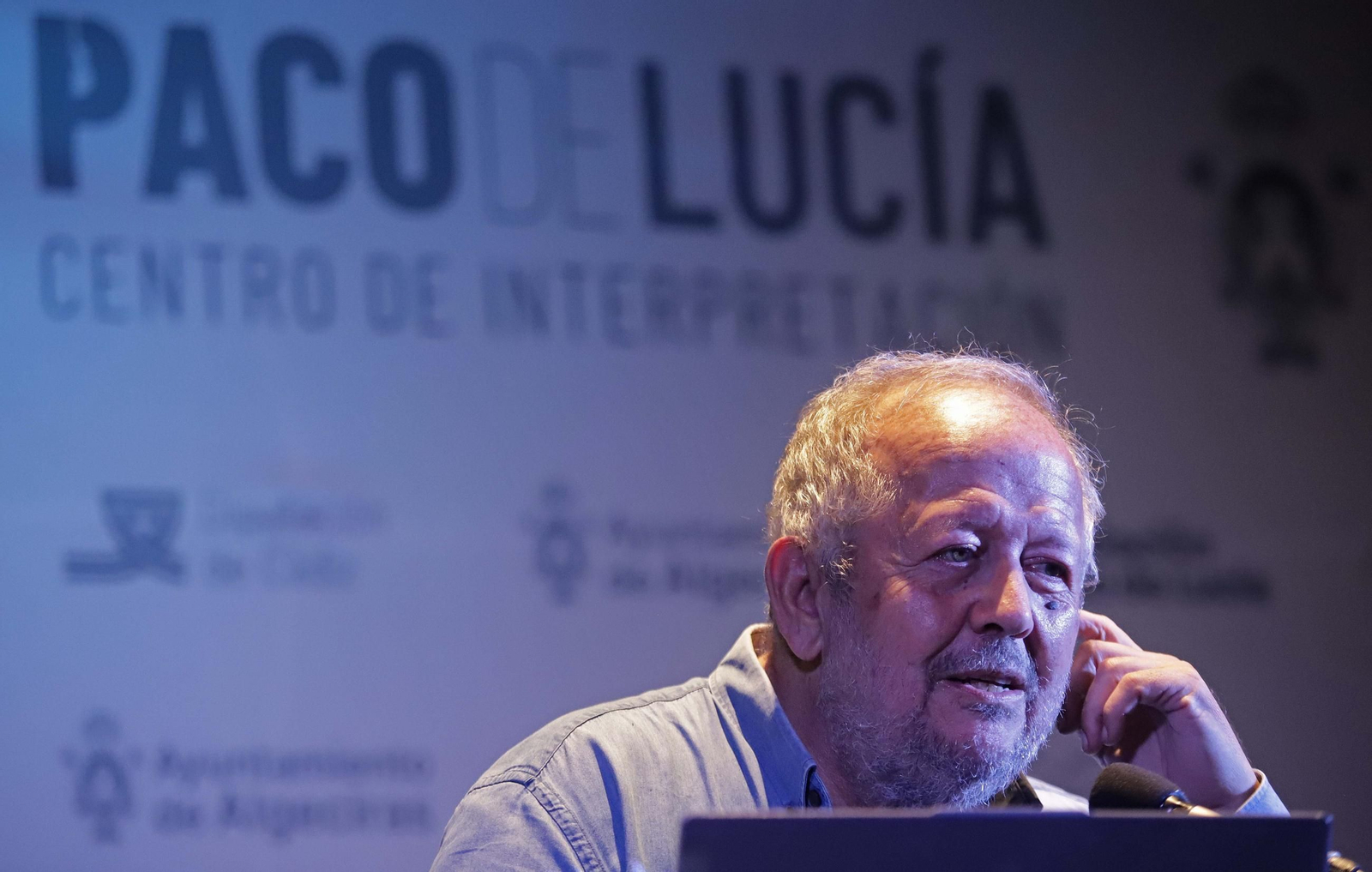 Fotos de la conferencia de Juan José Téllez  sobre los cincuenta años de la publicación del disco El Patio, del grupo Triana