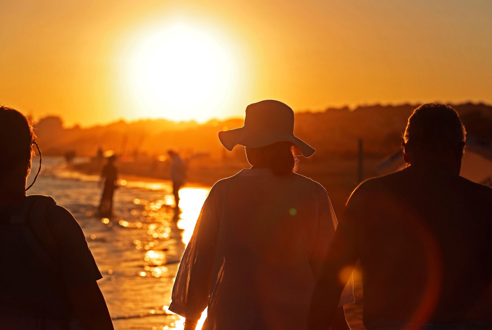 Bañistas en la costa de Huelva
