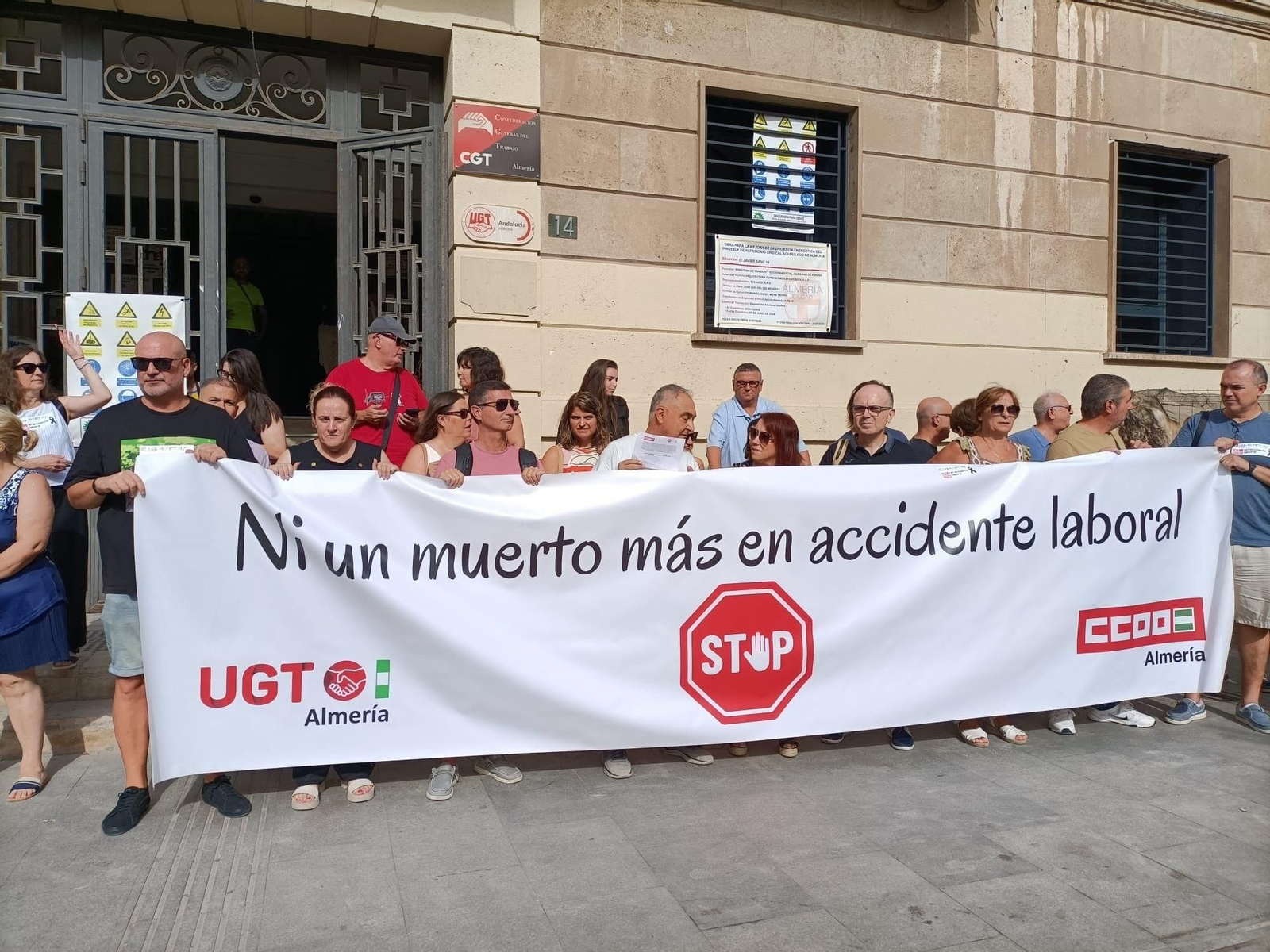 Concentración por la muerte de un trabajador en una obra en Almería.