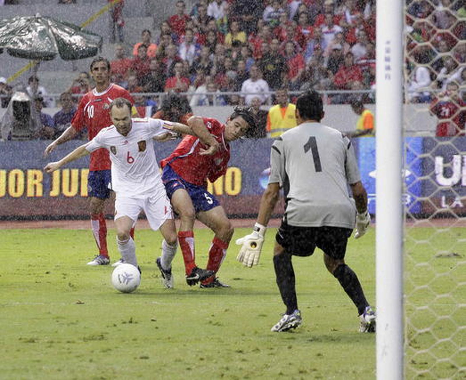Un gol en el descuento de Villa salvó el empate de la selección española tras tener que remontar dos goles después de un desastroso primer tiempo.

Foto: efe