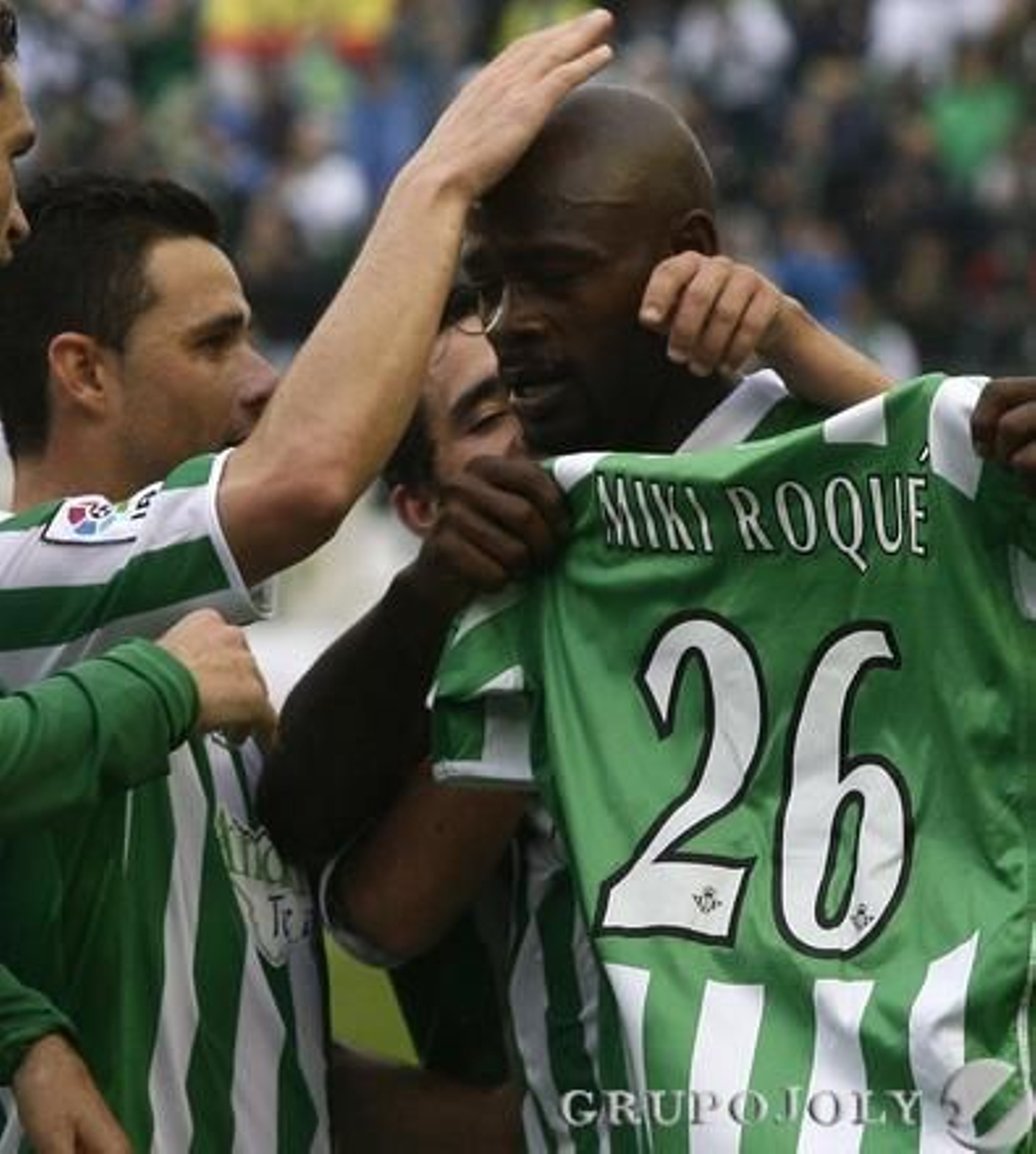 Emana celebra un gol con la camiseta de Miki Roqué.

Foto: Antonio Pizarro