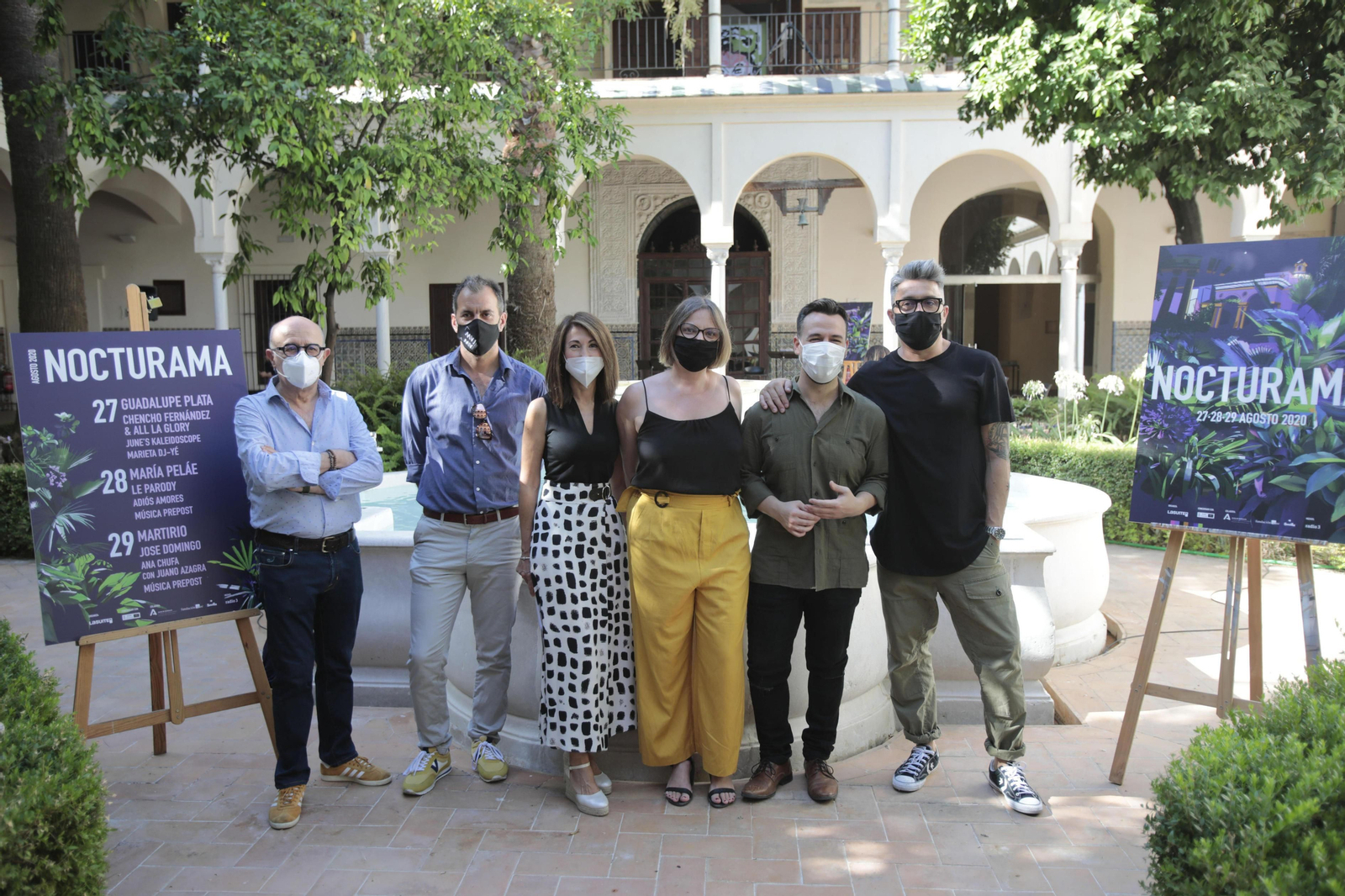 Manolo Llanes, Javier Rivera, Victoria Bravo, Violeta Hernández, el pintor Antonio Barahona y David Linde ante el cartel de Nocturama.