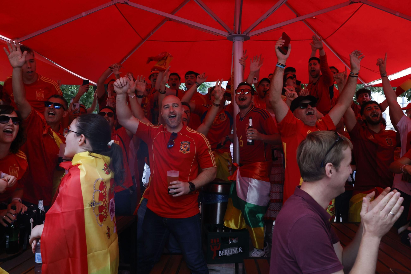 Las fotos de los aficionados de España e Inglaterra antes de la final