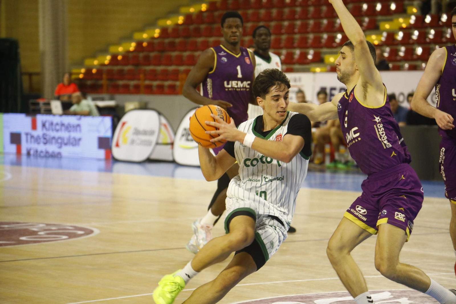 Las mejores fotos del ambiente en Vista Alegre para el Coto Córdoba - Baloncesto Valladolid