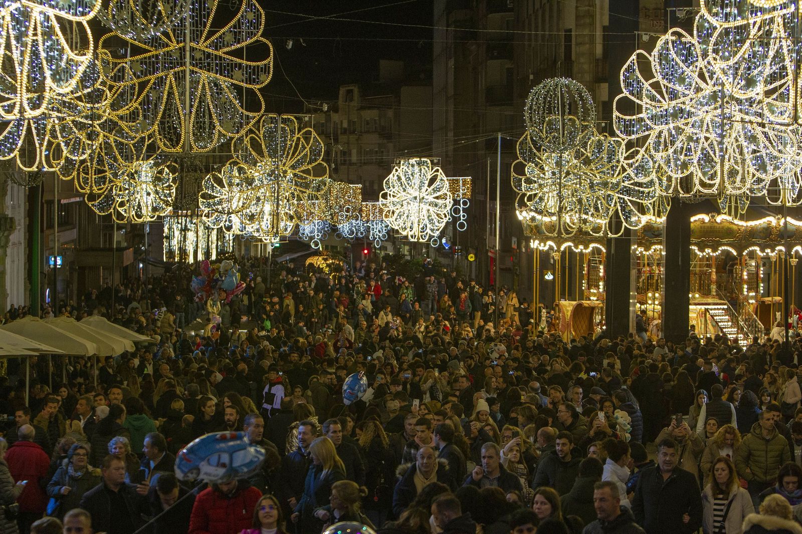 La empresa andaluza Iluminaciones Ximenez ya coloca las luces de Navidad de Vigo