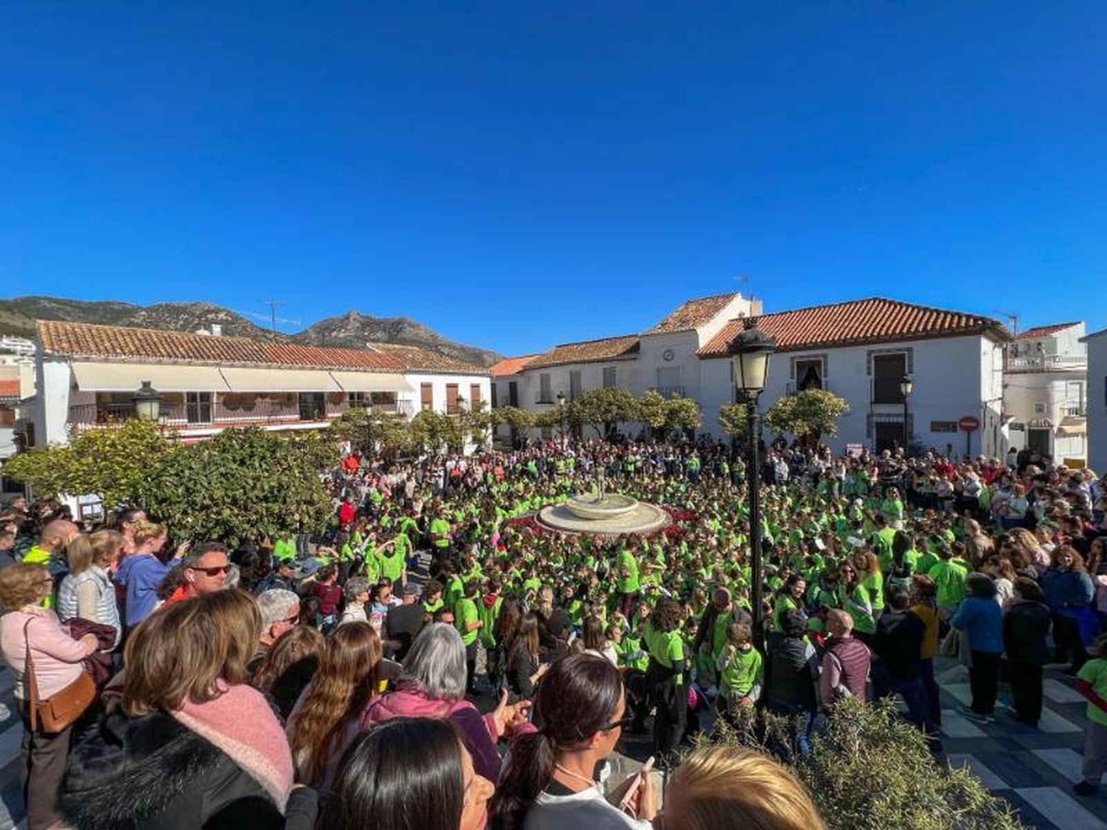 La Plaza de España ha acogido la celebración de la marcha por la paz.