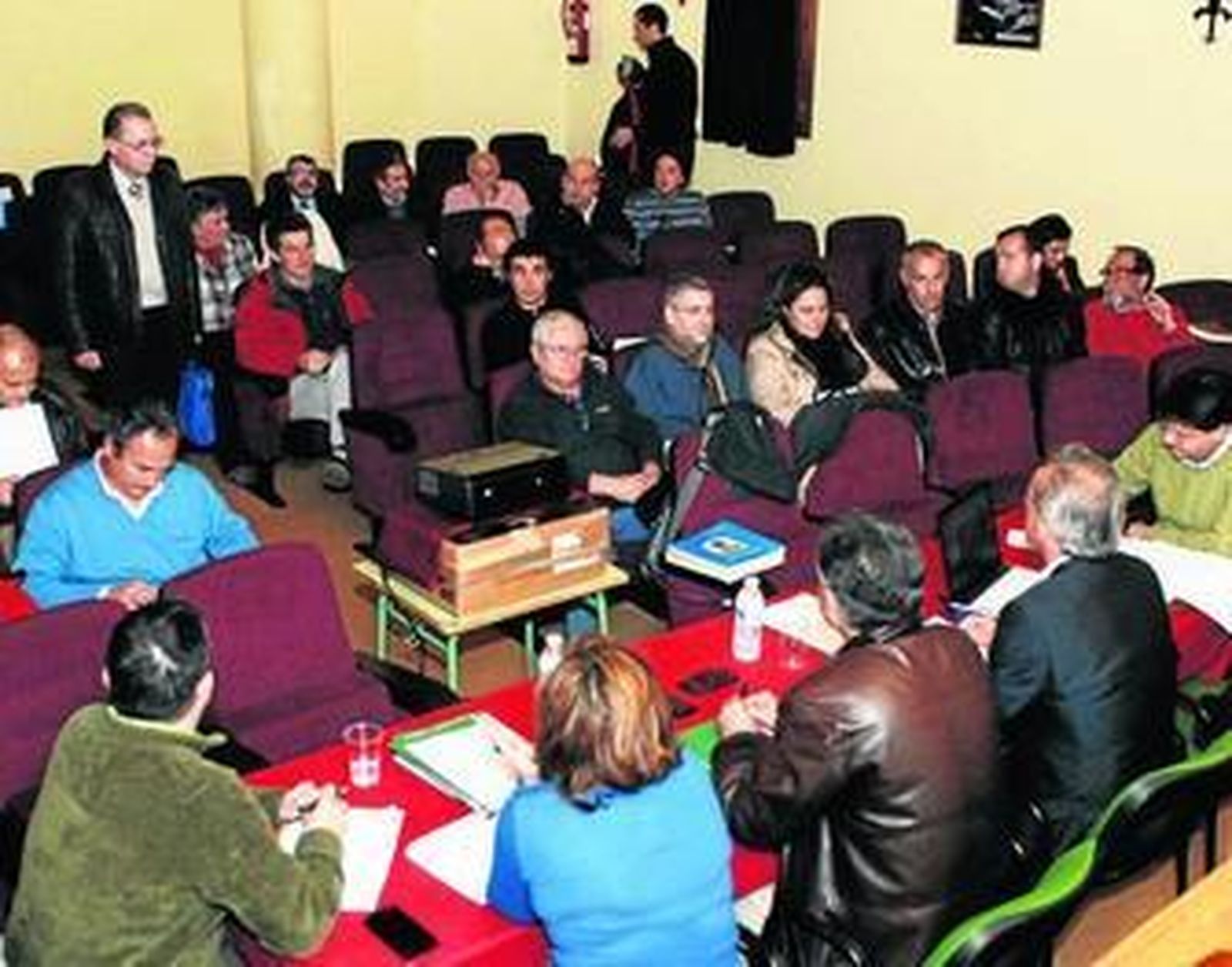 La junta rectora del Parque, durante su reunión de ayer por la tarde en Benaocaz.