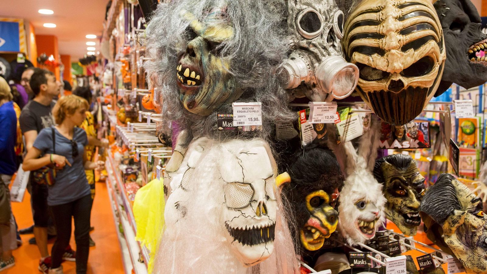 Una tienda con máscaras de Halloween.