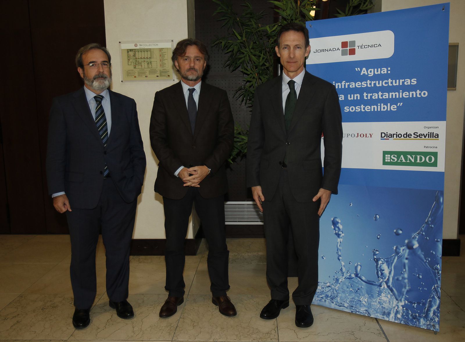 Juan Carlos Fernández, director general de Grupo Joly; José Fiscal, consejero de Medio Ambiente y Ordenación del Territorio de la Junta de Andalucía, y Luis Sánchez Manzano, vicepresidente y consejero delegado de Sando.
