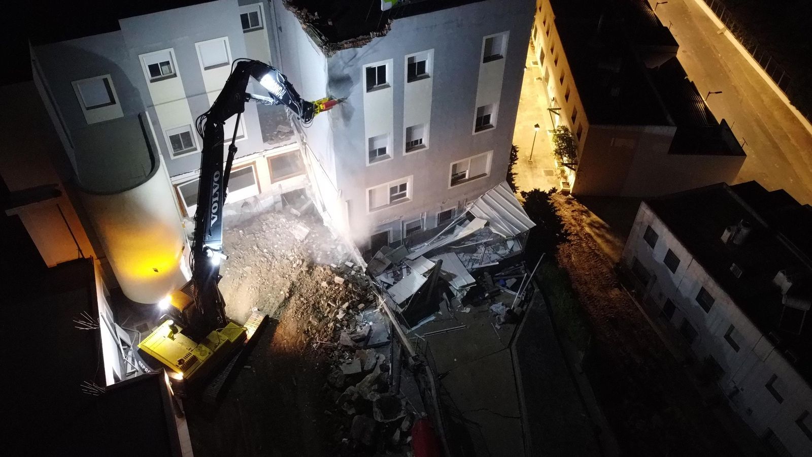 Demolición de parte del edificio, de madrugada.