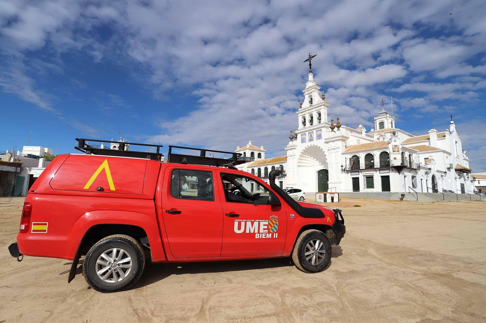 Imágenes de la presencia de la UME en el Rocío para el confinamiento