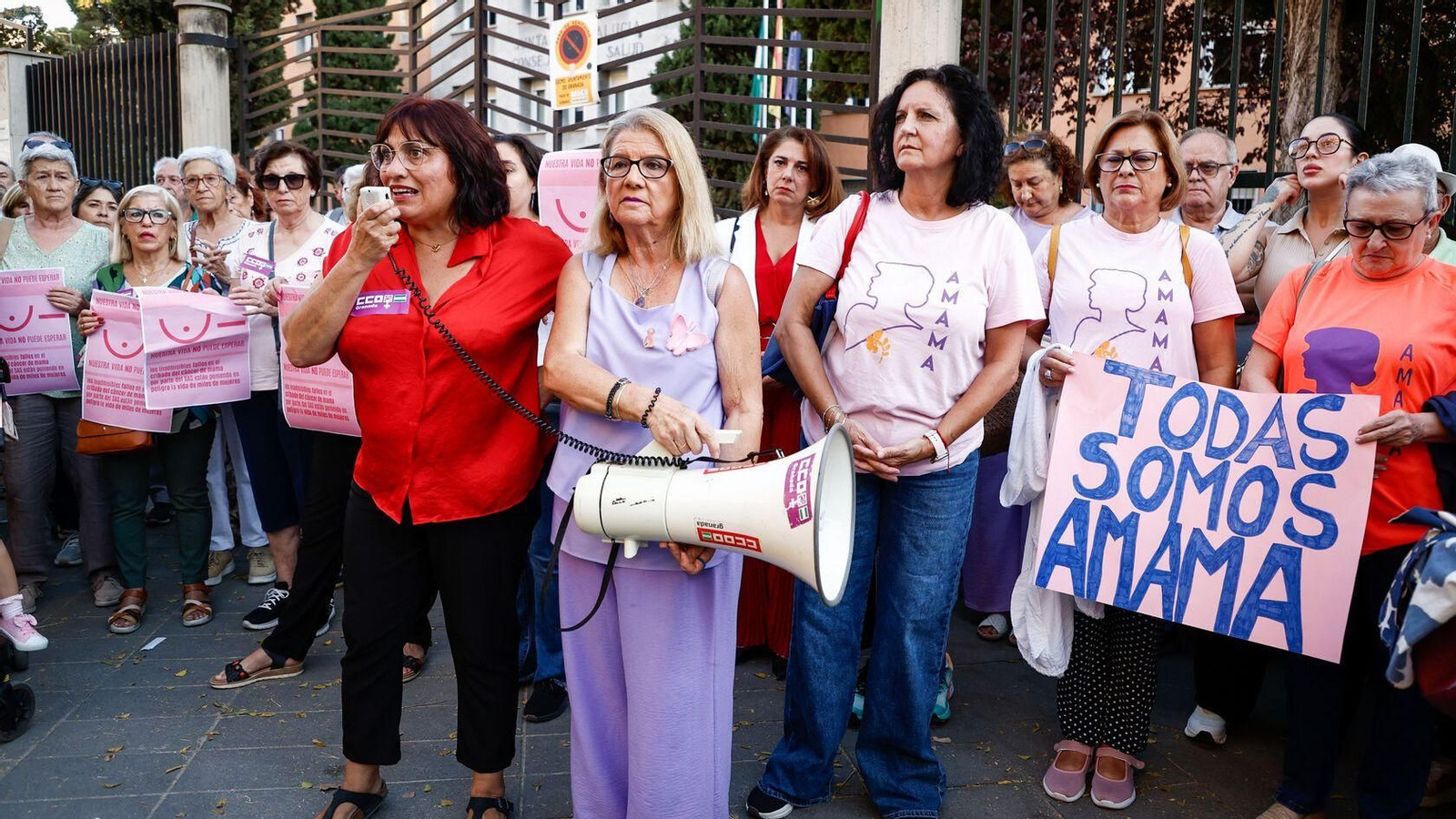 Concentración frente a la Delegación Territorial de Salud de Granada contra los fallos en los cribados de cáncer de mama