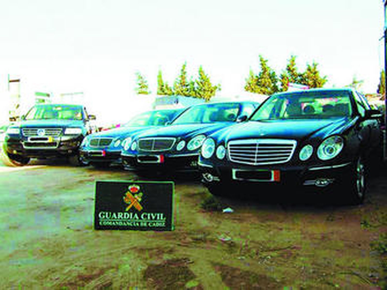 Los coches que le han sido requisados al conocido estafador en el chalé de Chiclana.