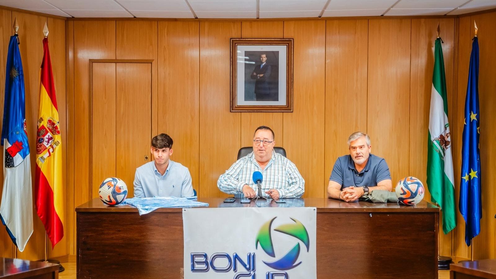 Los representaciones oficiales contestaron a las preguntas de los medios de comunicación.