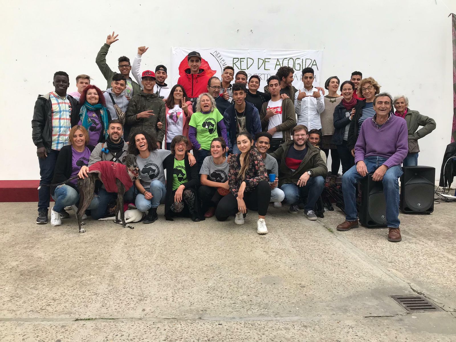Algunos de los jóvenes que han sido acogidos por familias portuenses , junto a los organizadores del evento.