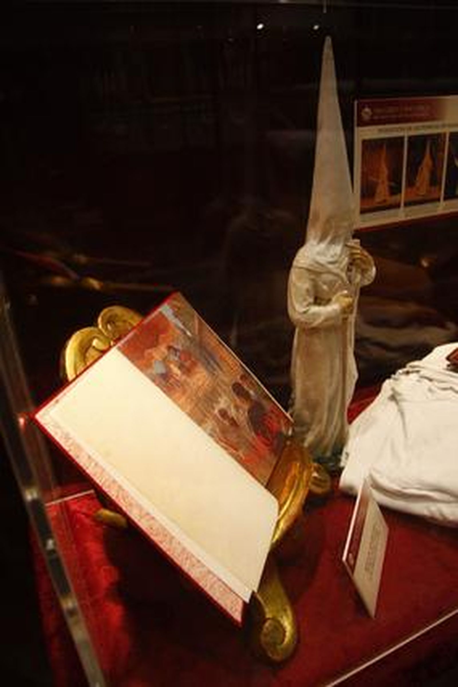 Los visitantes aprecian los objetos de la exposición "Tan lejos y tan cerca", de la Hermandad de la Amargura.

Foto: Belen Vargas