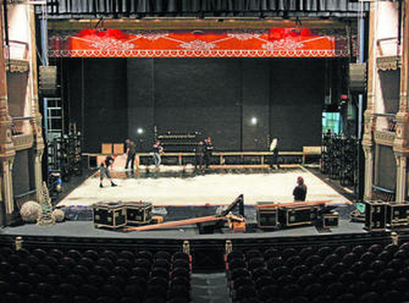 Instalación de la pista de hielo, ayer, en el Teatro Cervantes.