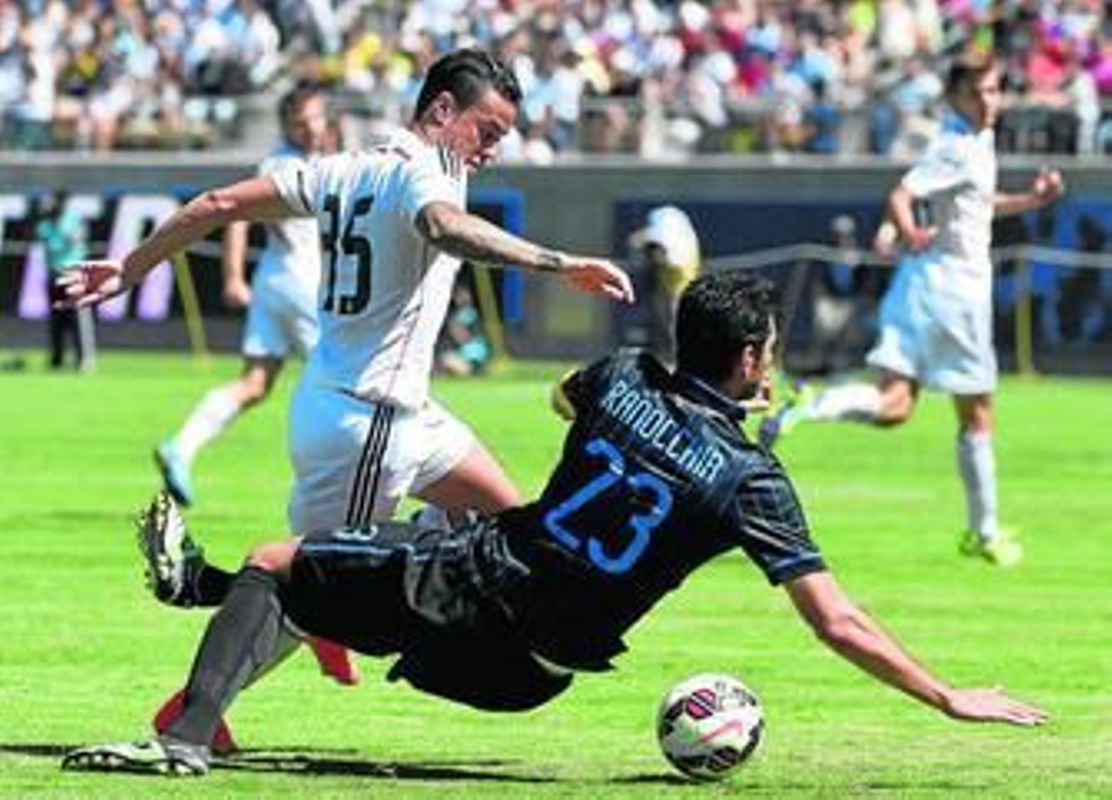 Raúl de Tomás trata de salvar la entrada de Ranocchia (Inter) durante la pretemporada 14-15 que realizó con el primer equipo del Real Madrid.