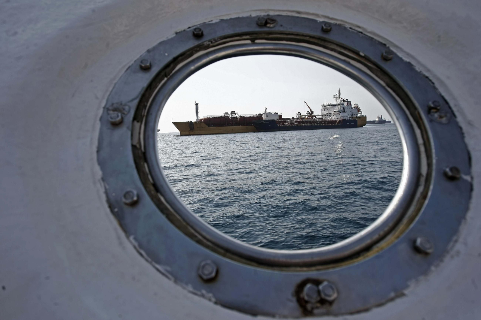 Dos buques durante las labores de 'bunkering' en aguas de la Bahía de Algeciras