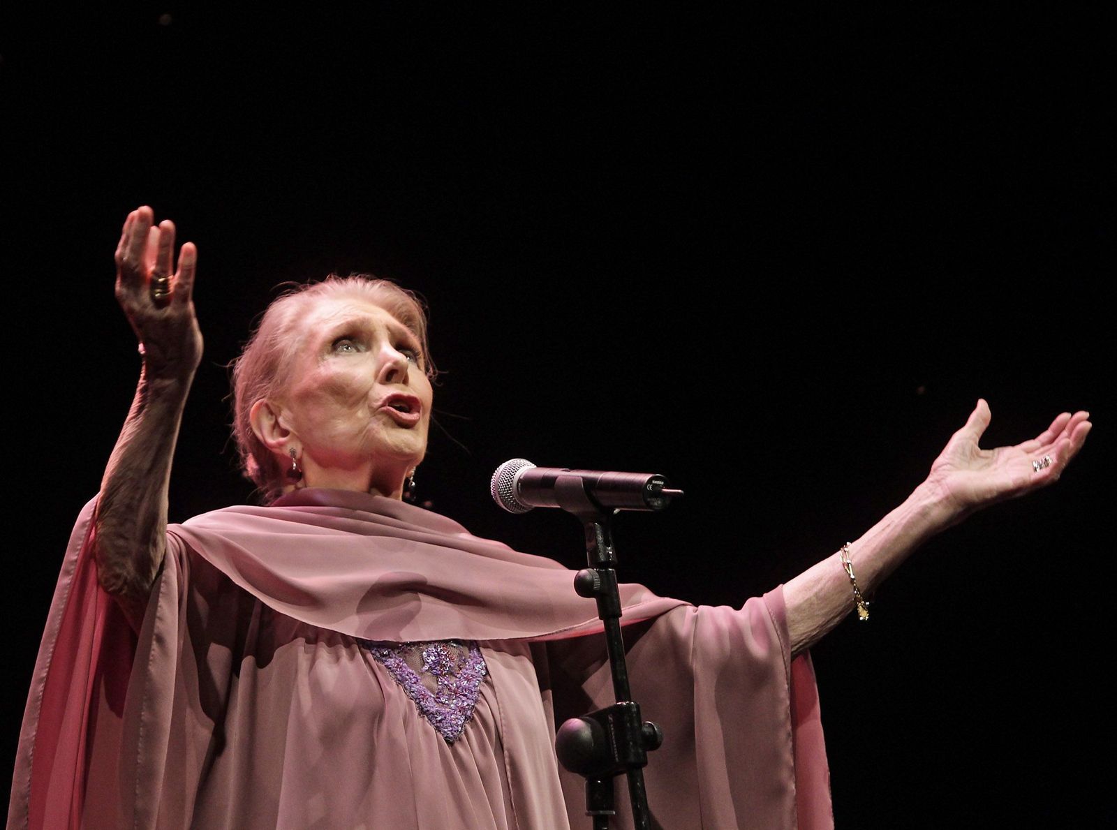 María Dolores Pradera, en un concierto en junio de 2010.
