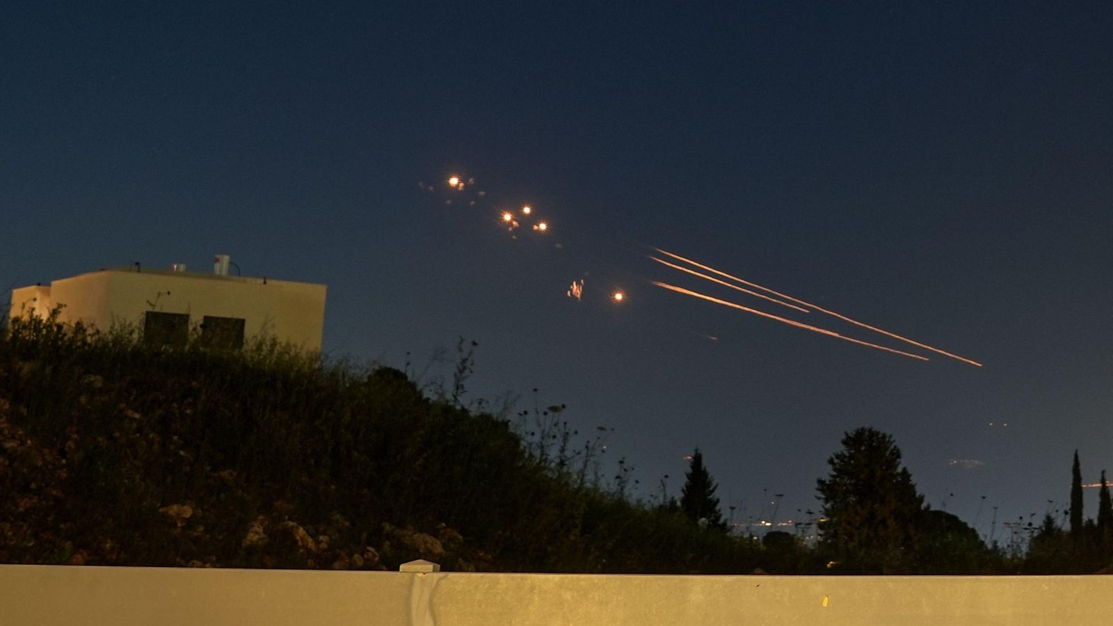 El sistema de defensa 'Iron Dome' de Israel lanza misiles para interceptar cohetes disparados desde el Líbano.