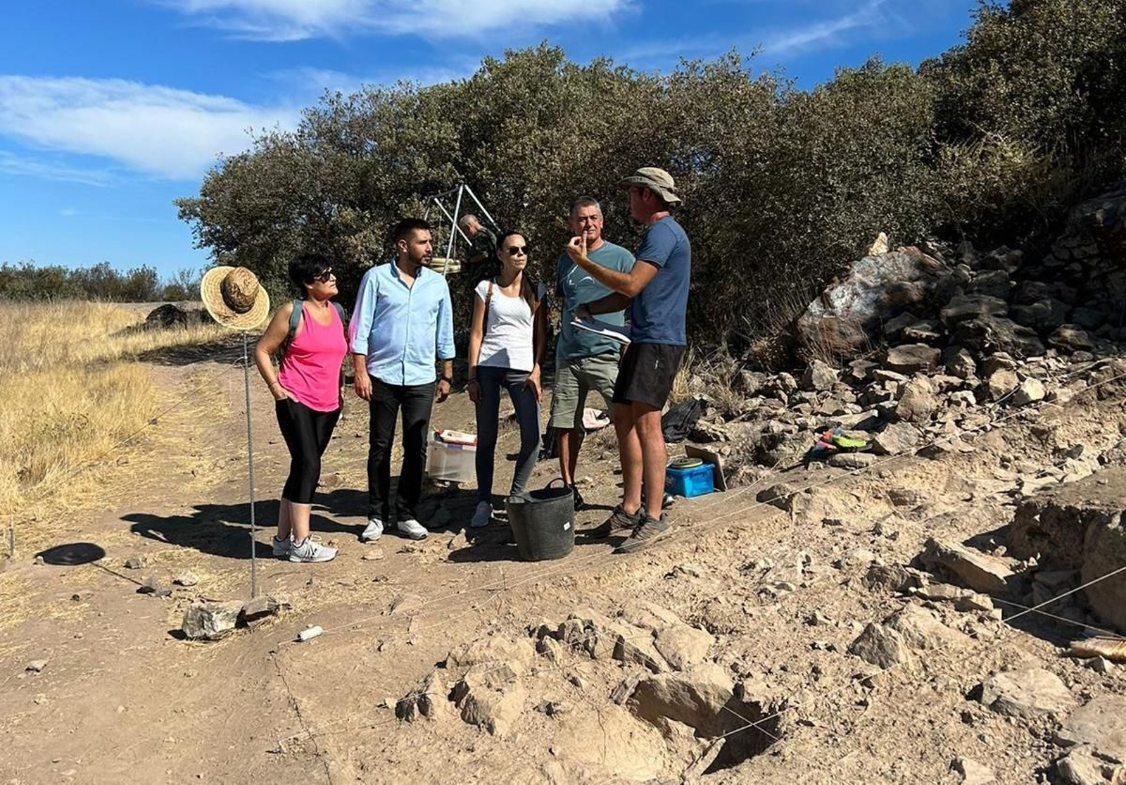 Visita institucional a los trabajos de excavación en Peñarroya-Pueblonuevo.