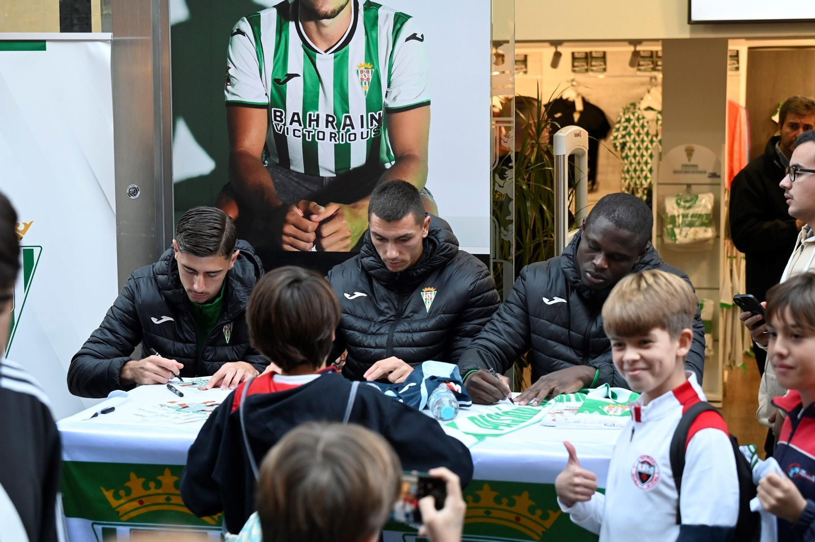 Furor en la tienda del Córdoba CF: las fotos de la firma de autógrafos de Requena, Fomeyem y Adri Fuentes