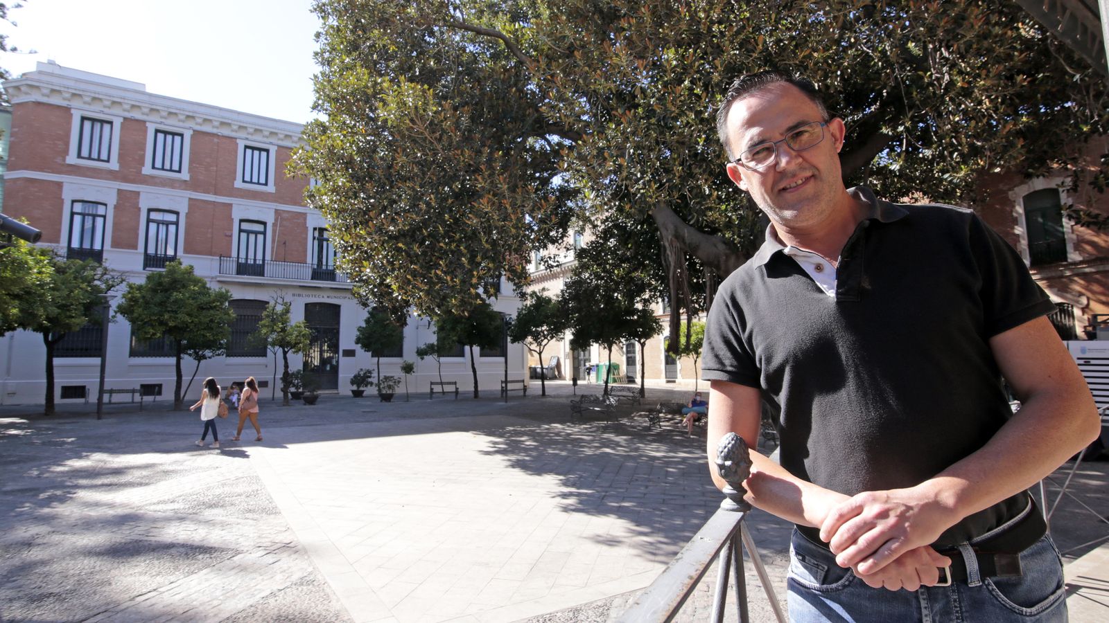 Dionisio Díaz posa en la plaza del Banco, lugar donde se encontraba el corazón de la carrera oficial que tumbó el pleno.