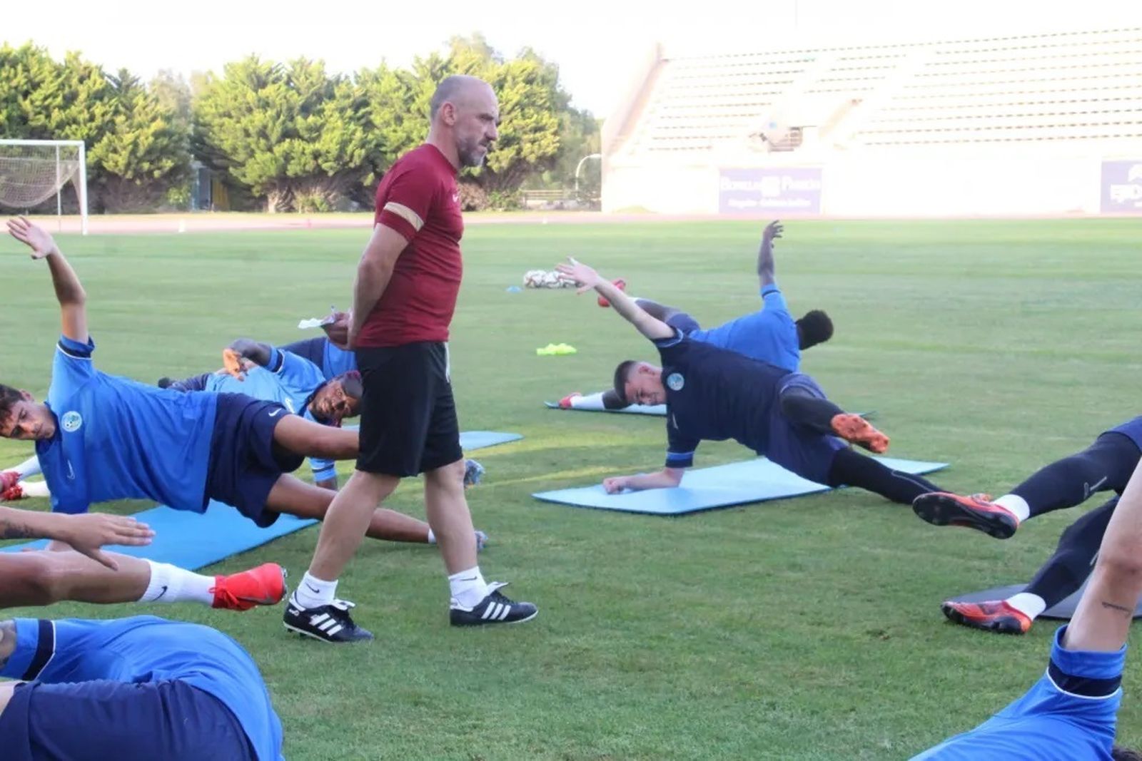 David Cabello sigue los ejercicios de sus futbolistas.