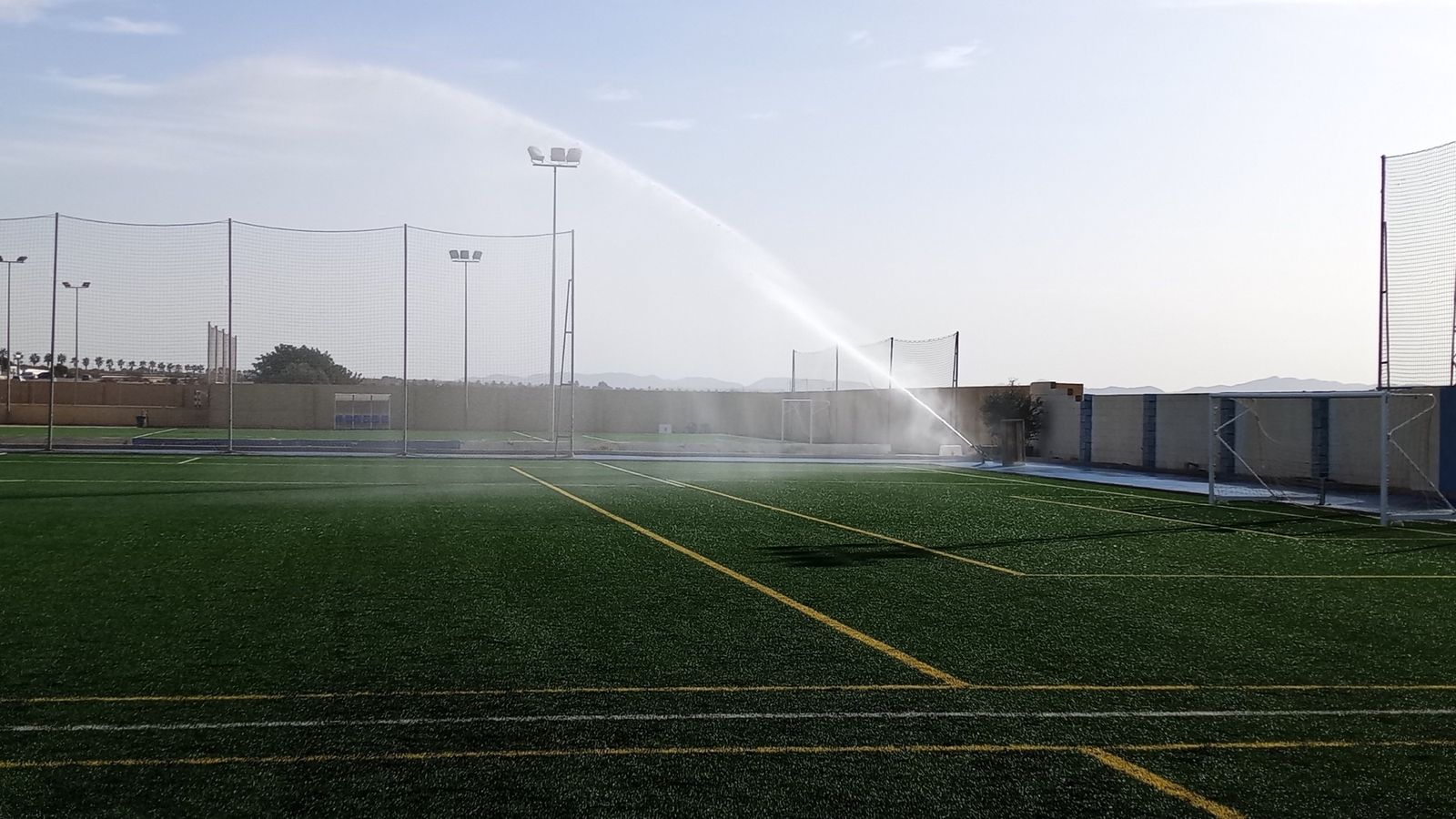 Riego en una instalación municipal de la capital.