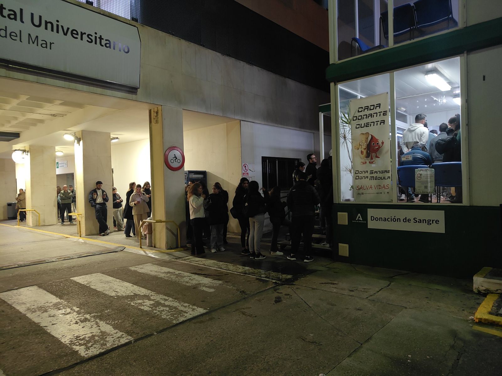 Colas en Cádiz para donar sangre para los heridos en el accidente ferroviario de Adamuz.