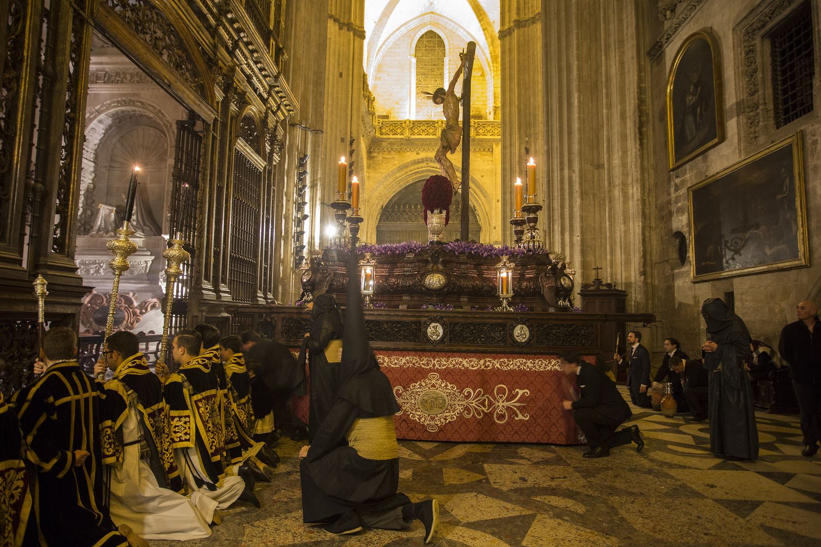 El paso de las hermandades de la Madrugada por la Catedral de Sevilla