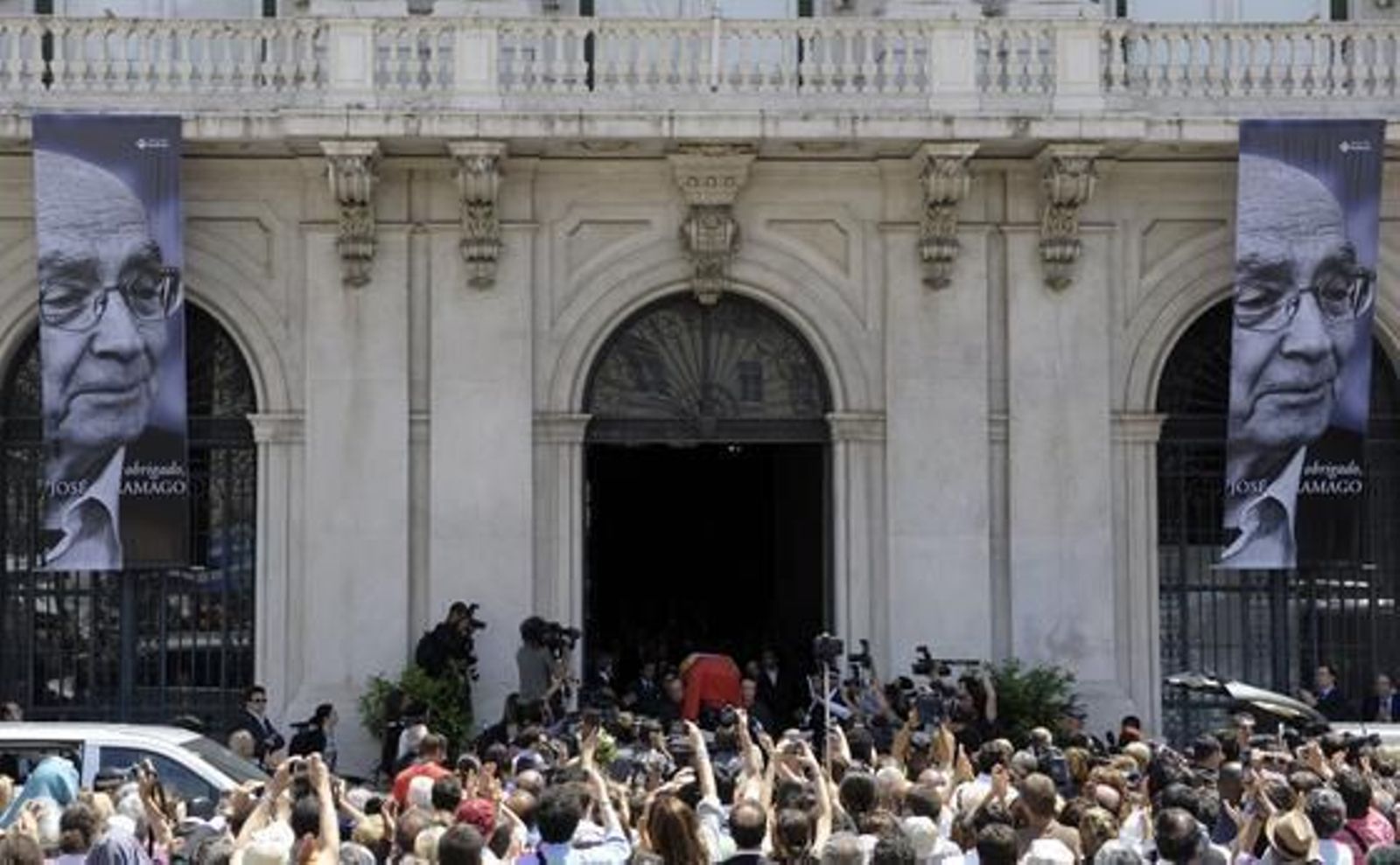 Intelectuales, políticos y cientos de portugueses se despiden del escritor.

Foto: EFE/ AFP/ Reuters