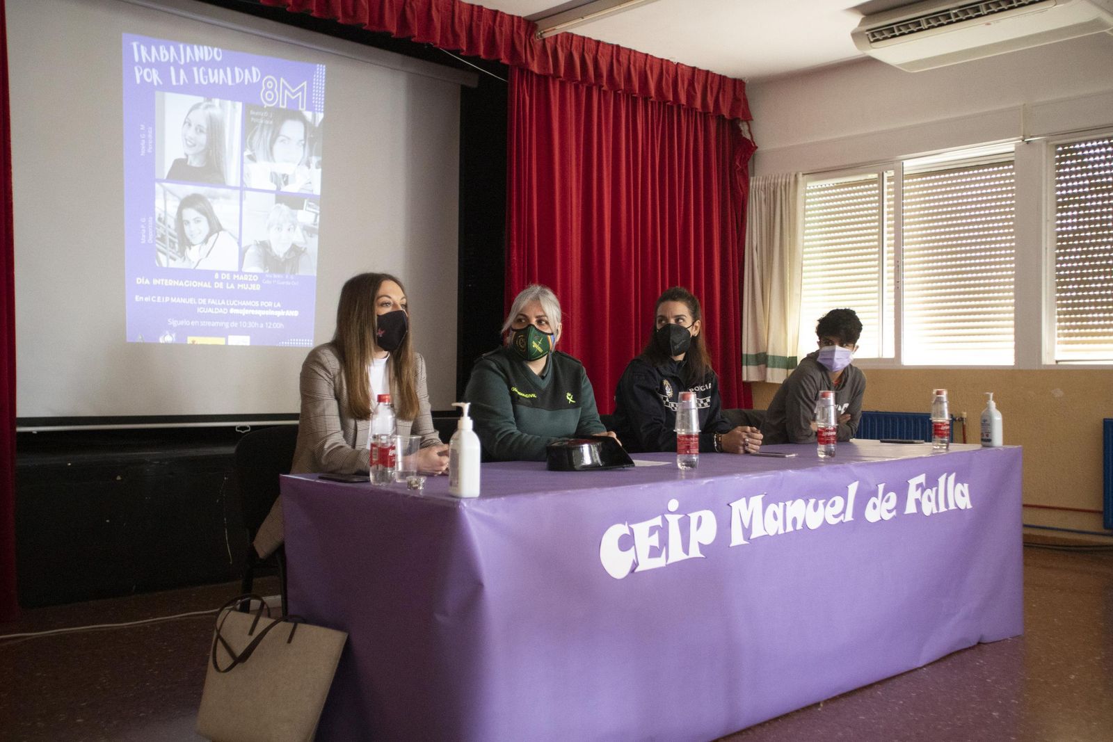 Fotogalería de la charla sobre la igualdad de cuatro mujeres en el CEIP Manuel de Falla de Peligros por el 8M 2021