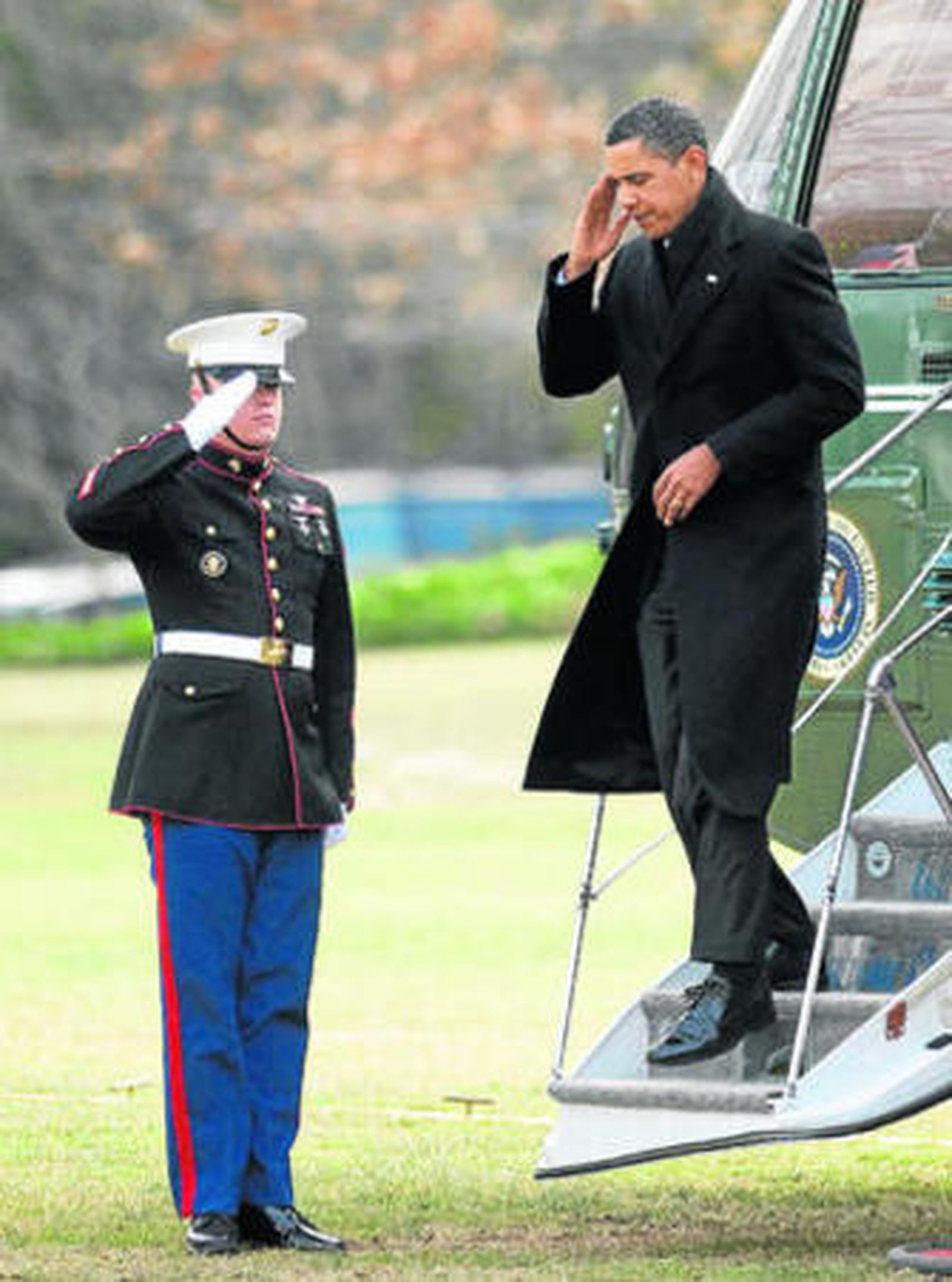 Obama saluda a su llegada a Washington tras sus vacaciones en Hawai.