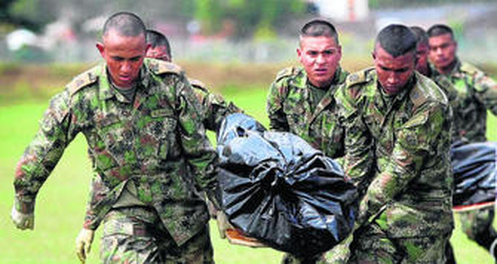 Miembros del Ejército cargaban ayer el cuerpo de Jesús Antonio Plata Ríos, alias 'Zeplin'.