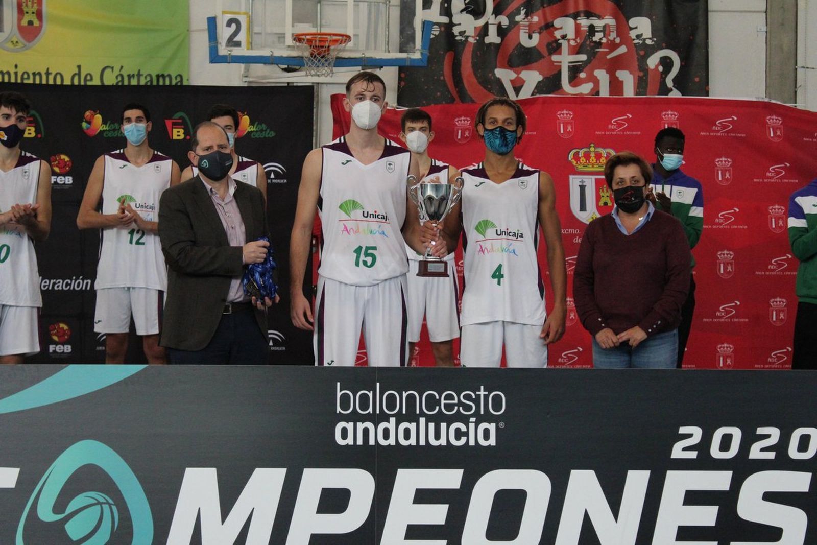 Pablo León y Bernard Edopkayi, con el trofeo.