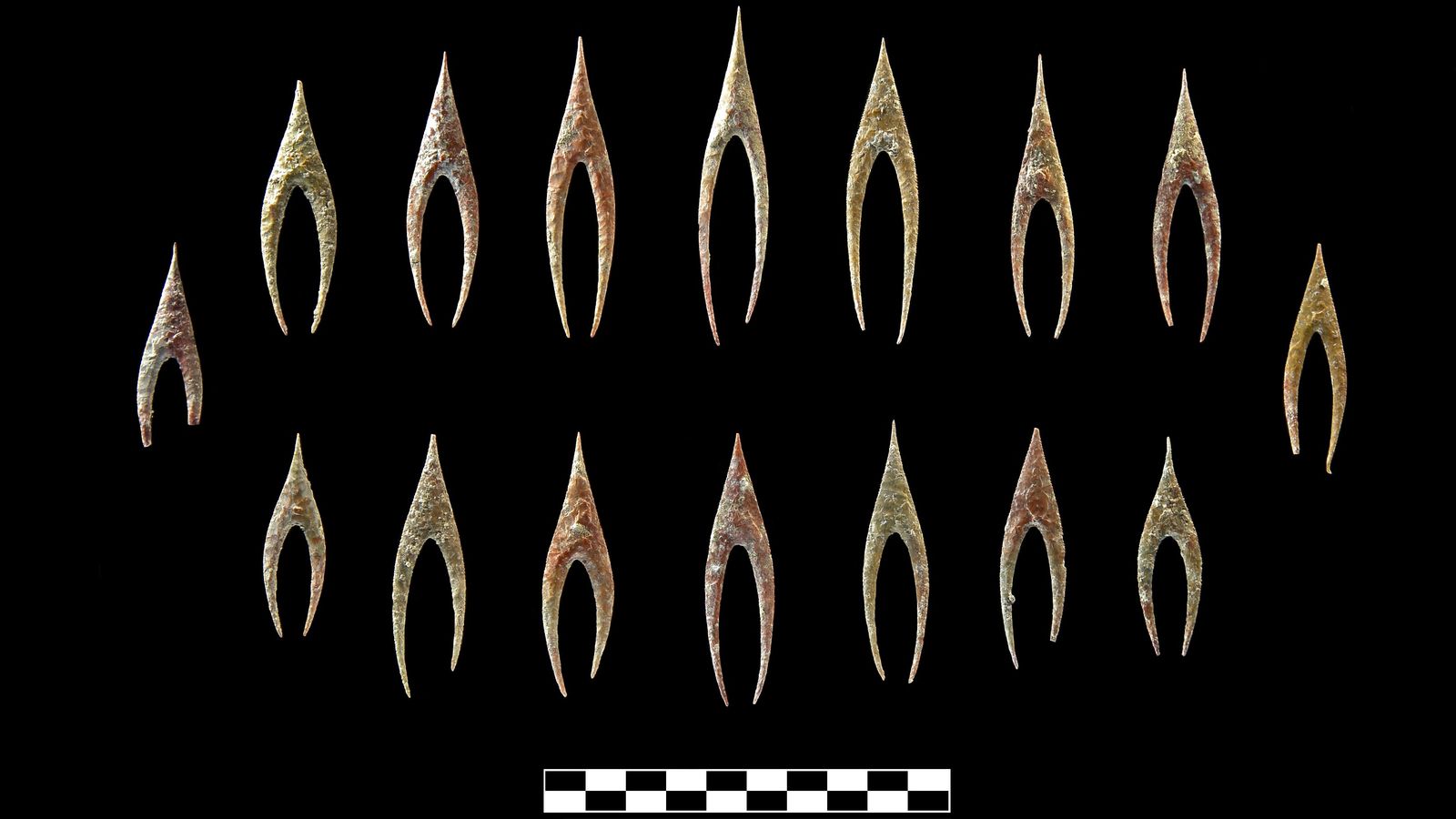 Puntas de flecha talladas en milonita hallada en el tholos de Montelirio.