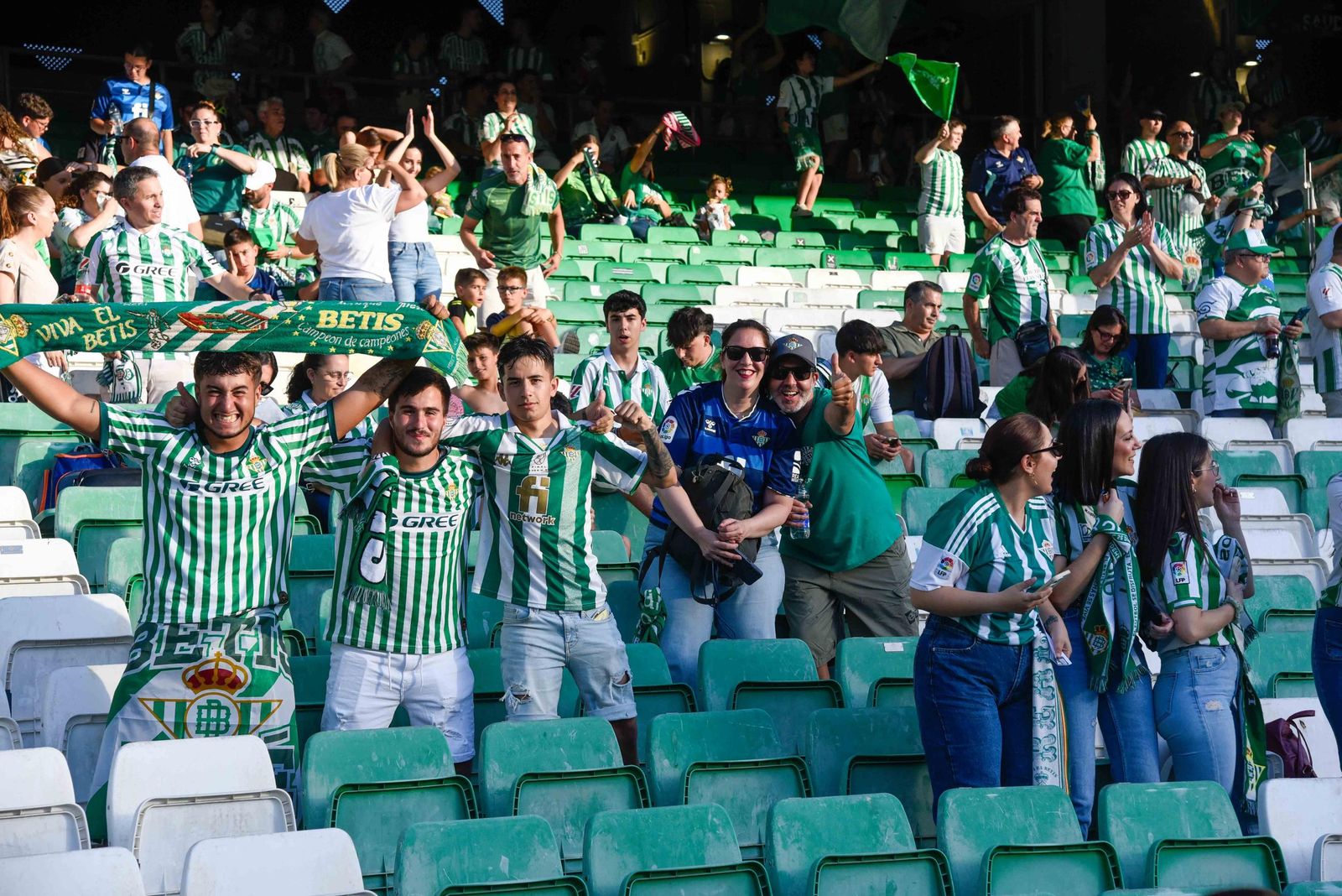 Las fotos de la afición del Betis en el Villamarín