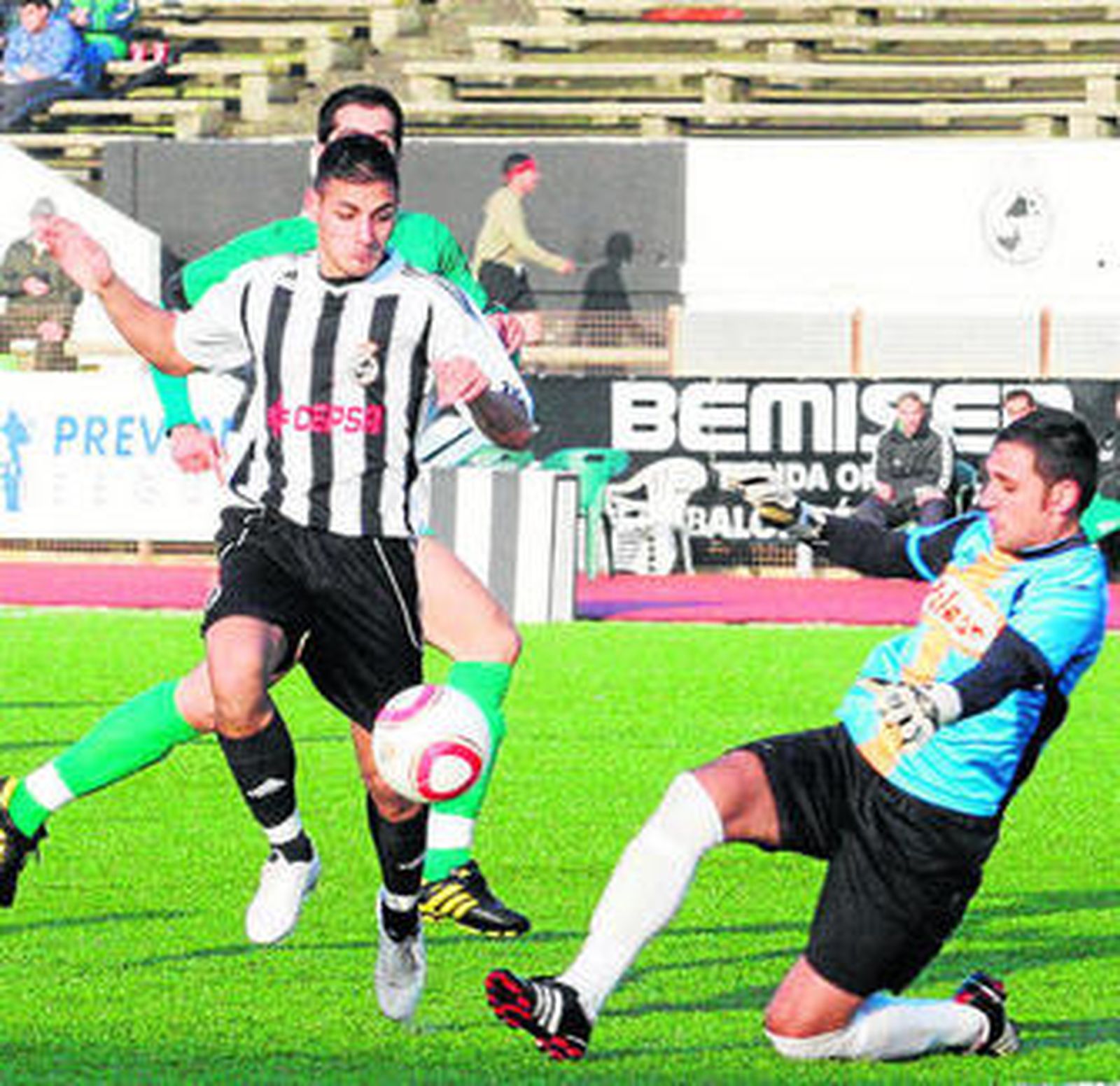 El portero sanluqueño, Terrén, sale en una ocasión de la Balona.