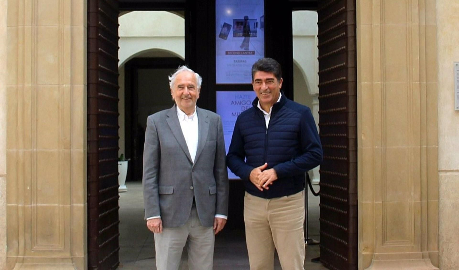 Manuel Sánchez Benedito y Javier Ferrer en la entrada del Museo Carmen Thyssen Málaga.