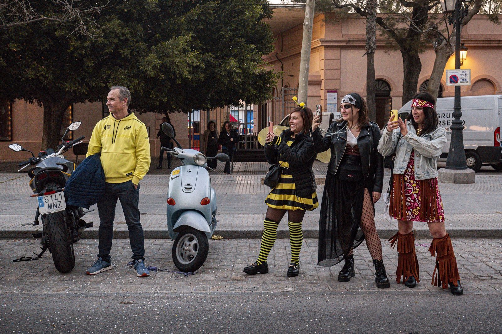 Las mejores imágenes de la Cabalgata del Humor del Carnaval de Cádiz 2026
