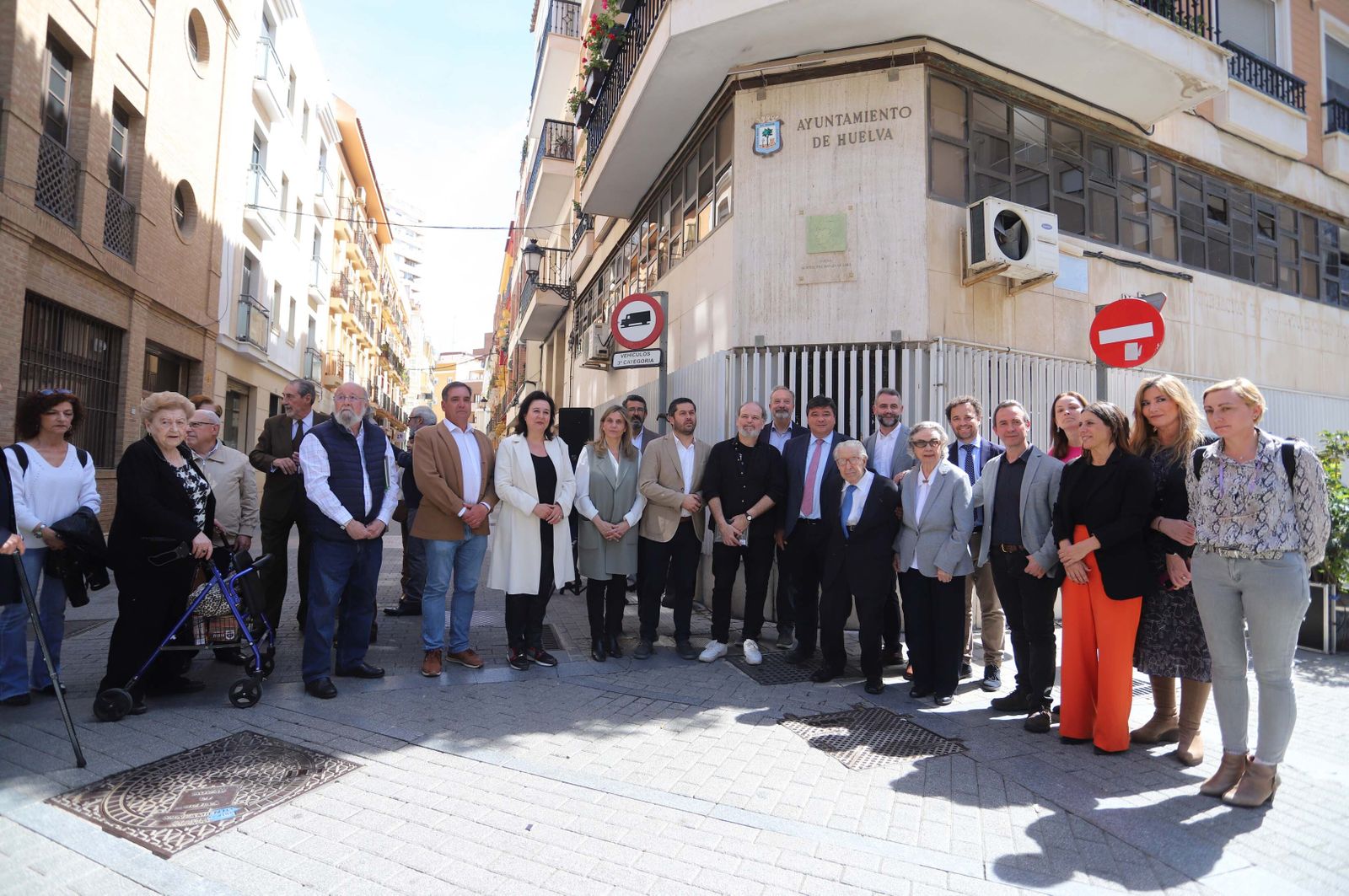 Imágenes del descubrimiento del relieve homenaje al poeta José Manuel de Lara