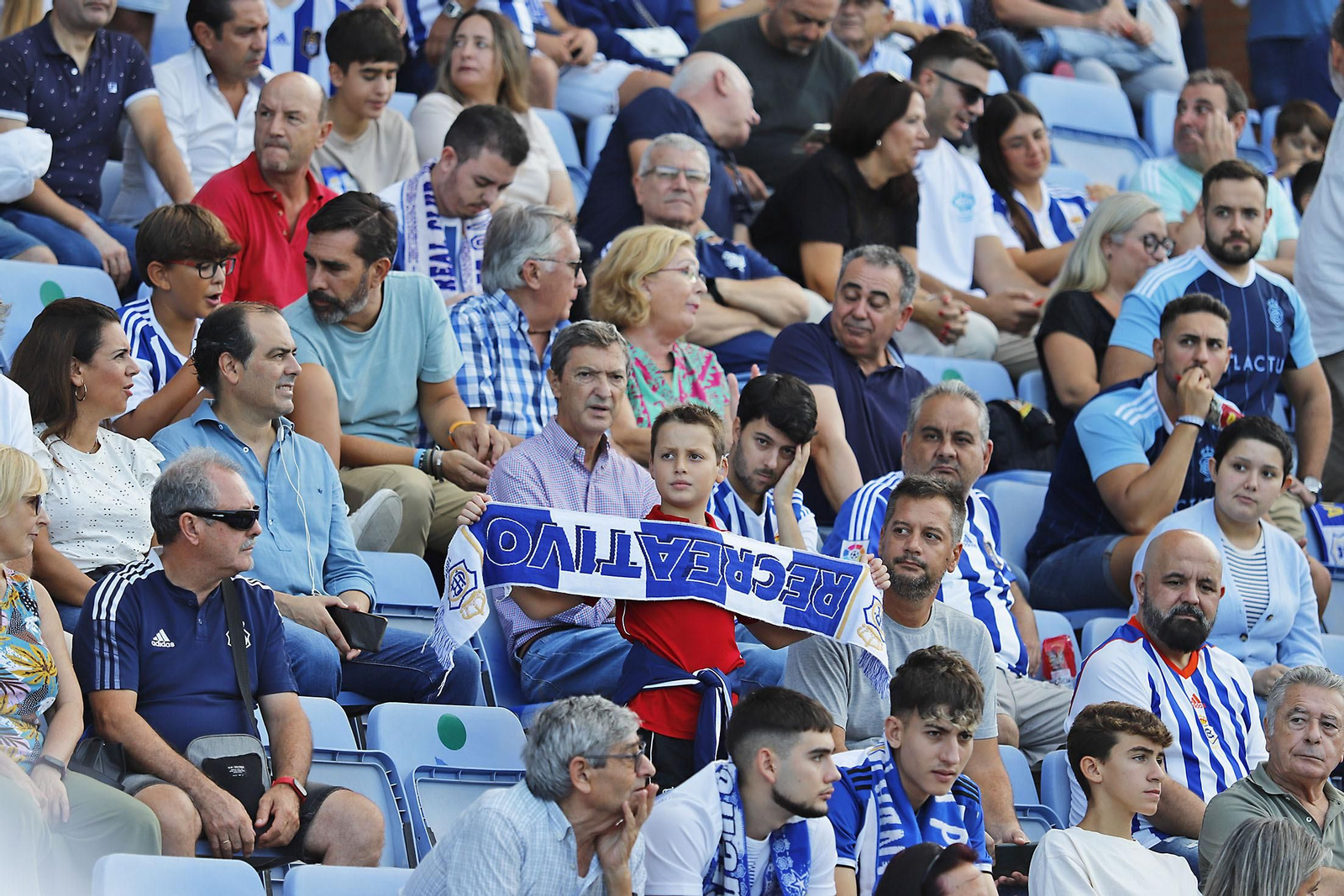 Imágenes del ambiente en el Recreativo de Huelva y Antequera CF