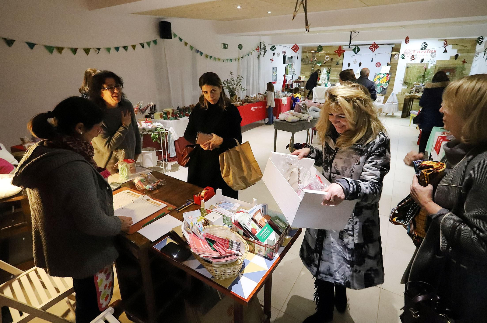 Imágenes del mercado navideño de Cáritas