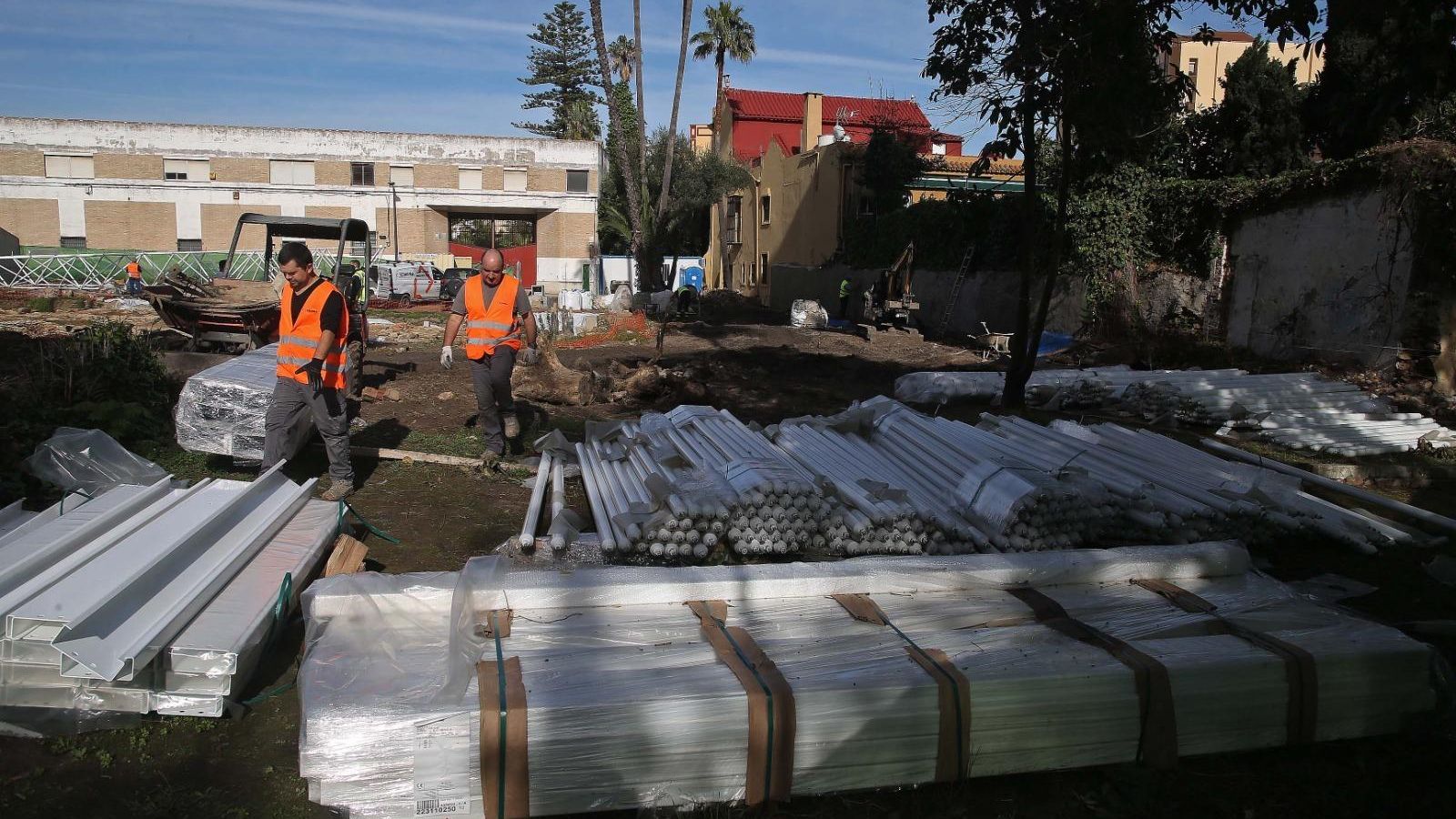 Operarios, este lunes, ante los materiales de la cubierta y la barandilla.