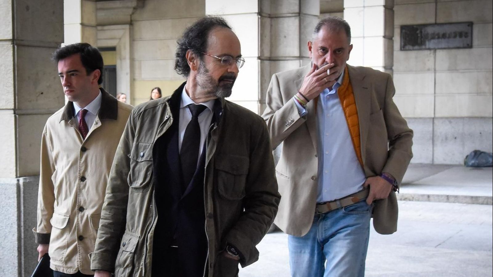 José María Sayago (a la derecha), este lunes a su llegada a la Audiencia de Sevilla junto a su abogado.